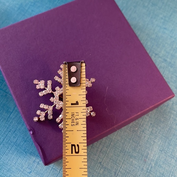 New Rhinestone Snowflake Pin - Picture 3 of 3